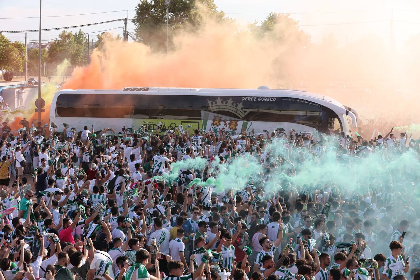 Fotos: el espectacular recibimiento de la afición al Córdoba CF y el ambiente en la Fan Zone