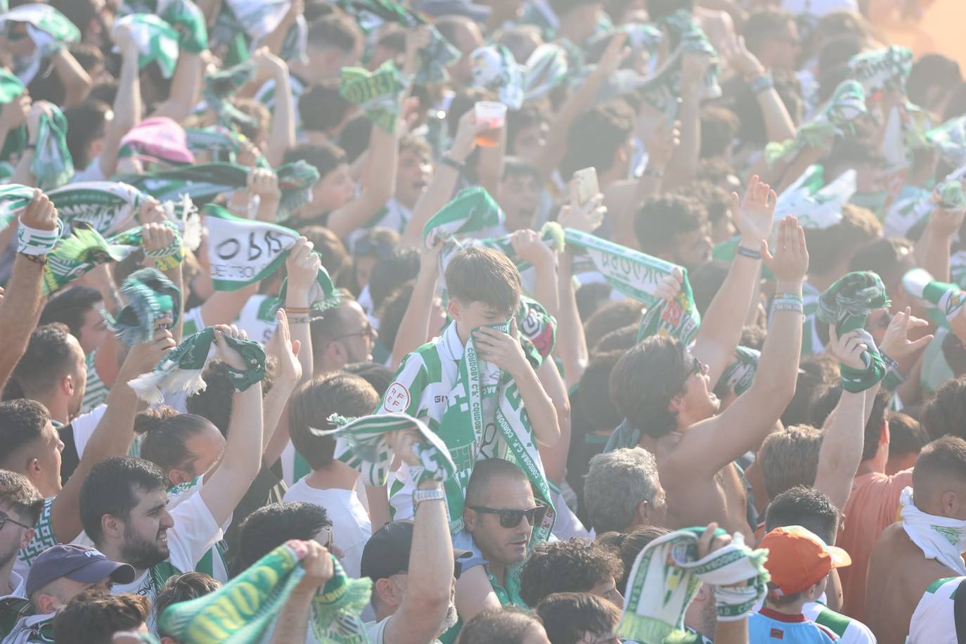 Fotos: el espectacular recibimiento de la afición al Córdoba CF y el ambiente en la Fan Zone