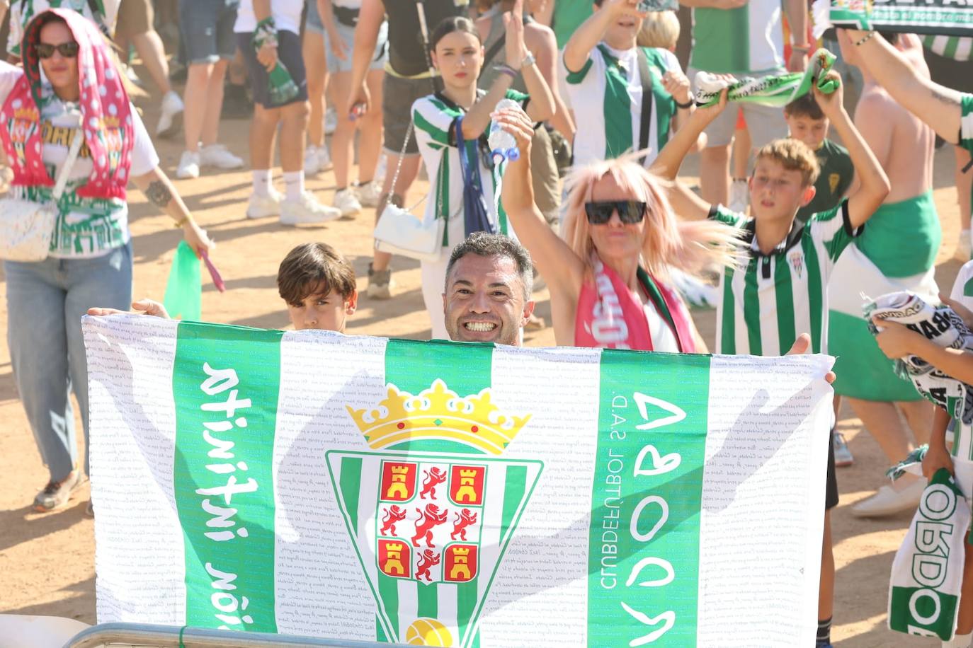 Fotos: el espectacular recibimiento de la afición al Córdoba CF y el ambiente en la Fan Zone