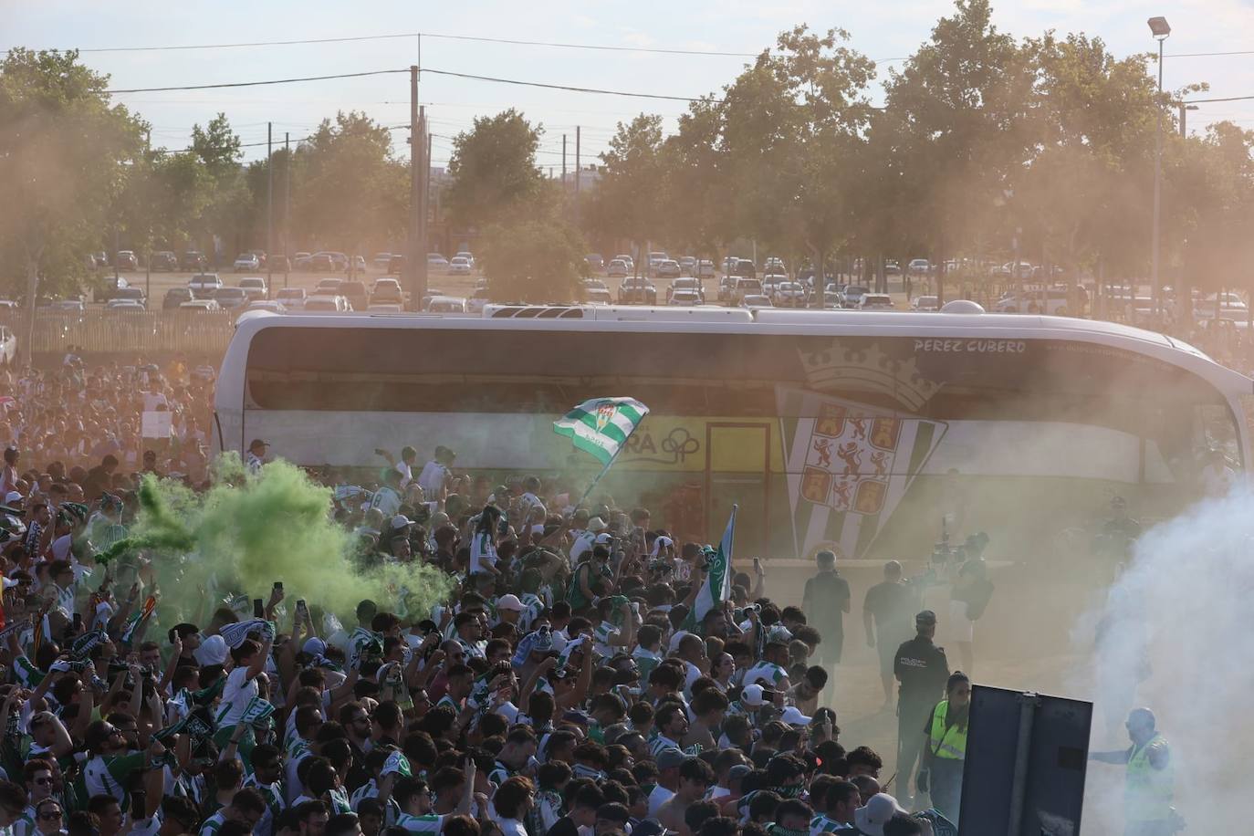 Fotos: el espectacular recibimiento de la afición al Córdoba CF y el ambiente en la Fan Zone