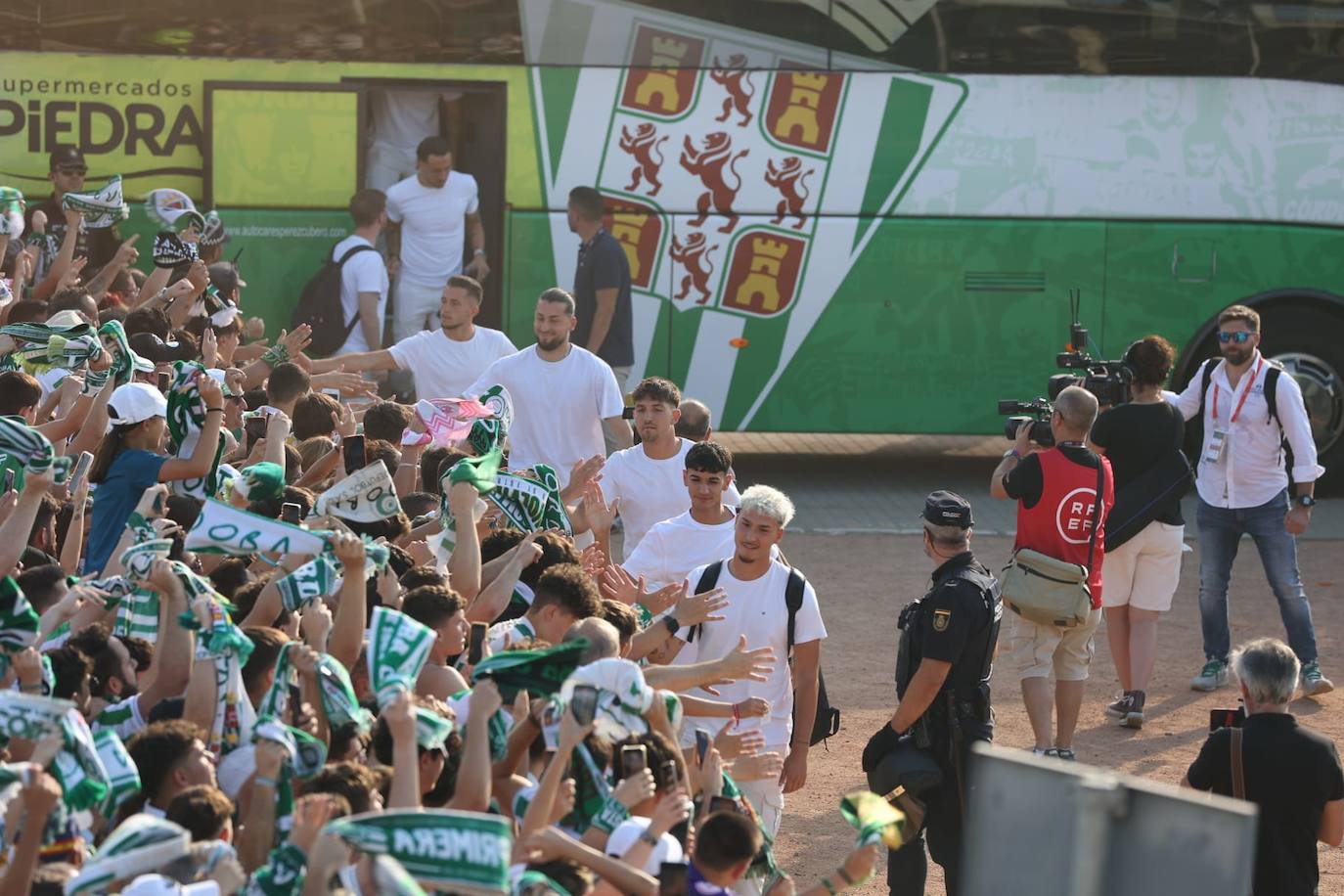 Fotos: el espectacular recibimiento de la afición al Córdoba CF y el ambiente en la Fan Zone