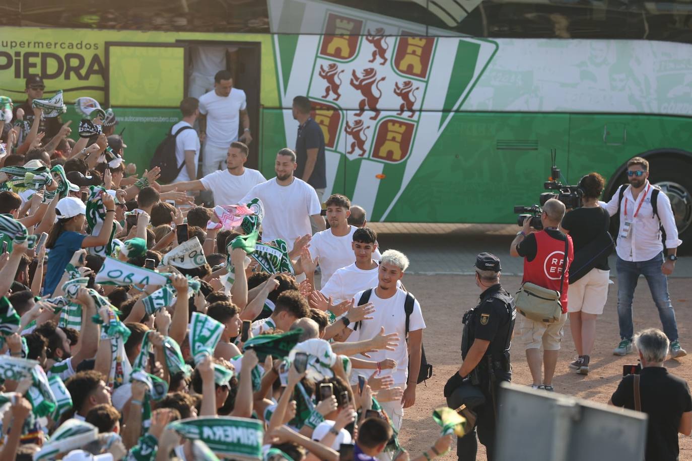 Fotos: el espectacular recibimiento de la afición al Córdoba CF y el ambiente en la Fan Zone