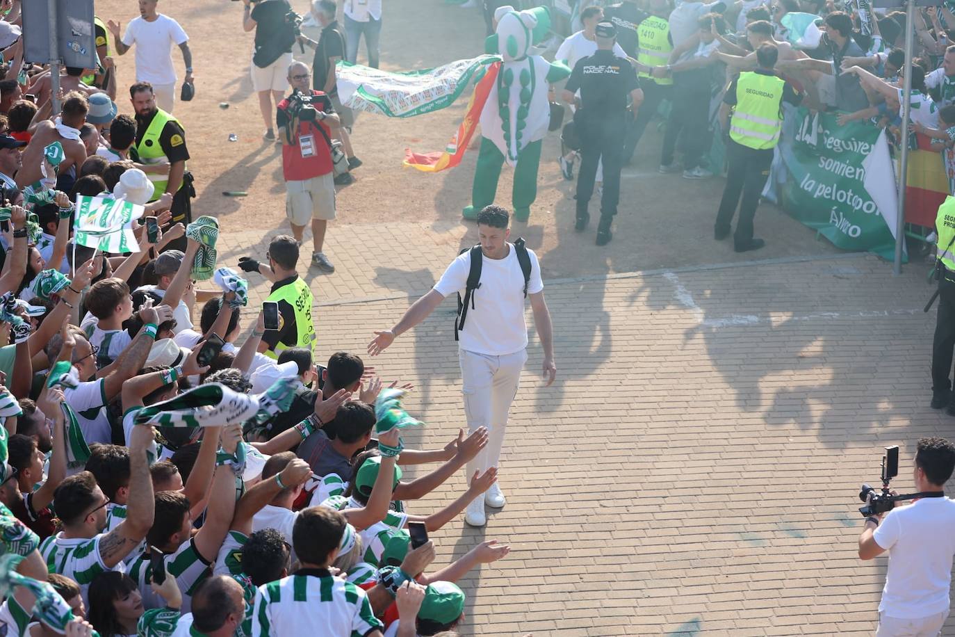 Fotos: el espectacular recibimiento de la afición al Córdoba CF y el ambiente en la Fan Zone