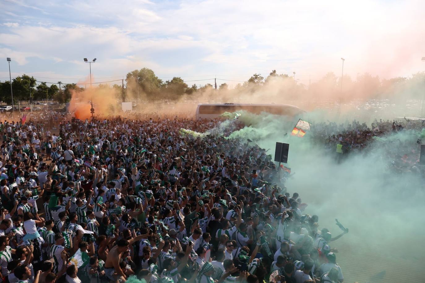 Fotos: el espectacular recibimiento de la afición al Córdoba CF y el ambiente en la Fan Zone