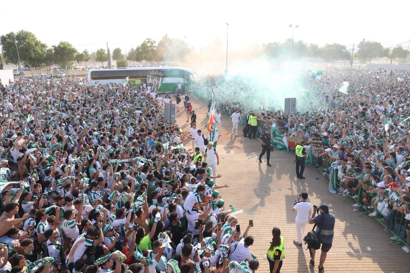 Fotos: el espectacular recibimiento de la afición al Córdoba CF y el ambiente en la Fan Zone