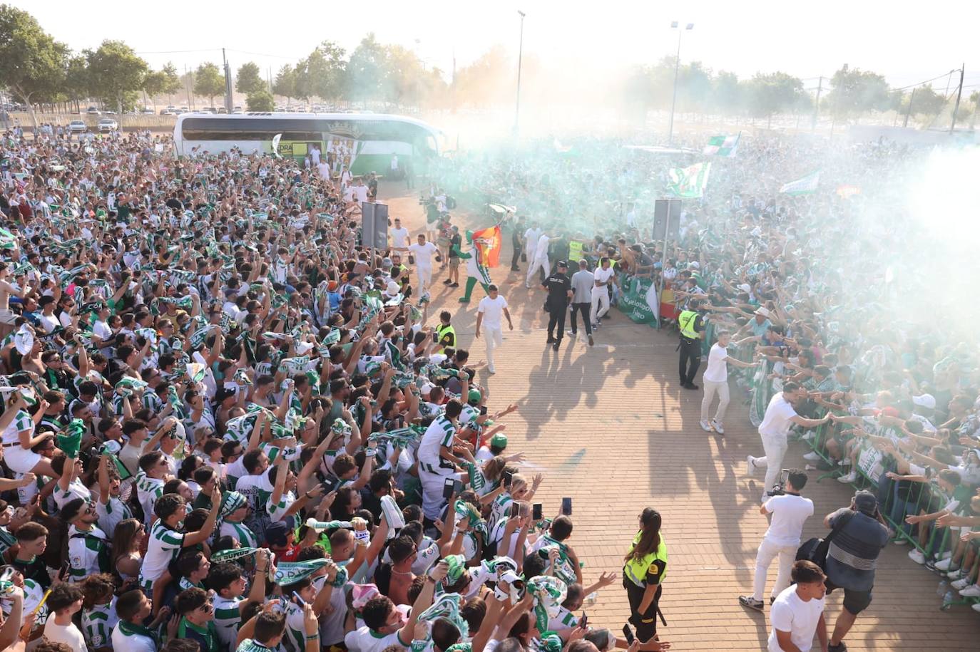 Fotos: el espectacular recibimiento de la afición al Córdoba CF y el ambiente en la Fan Zone