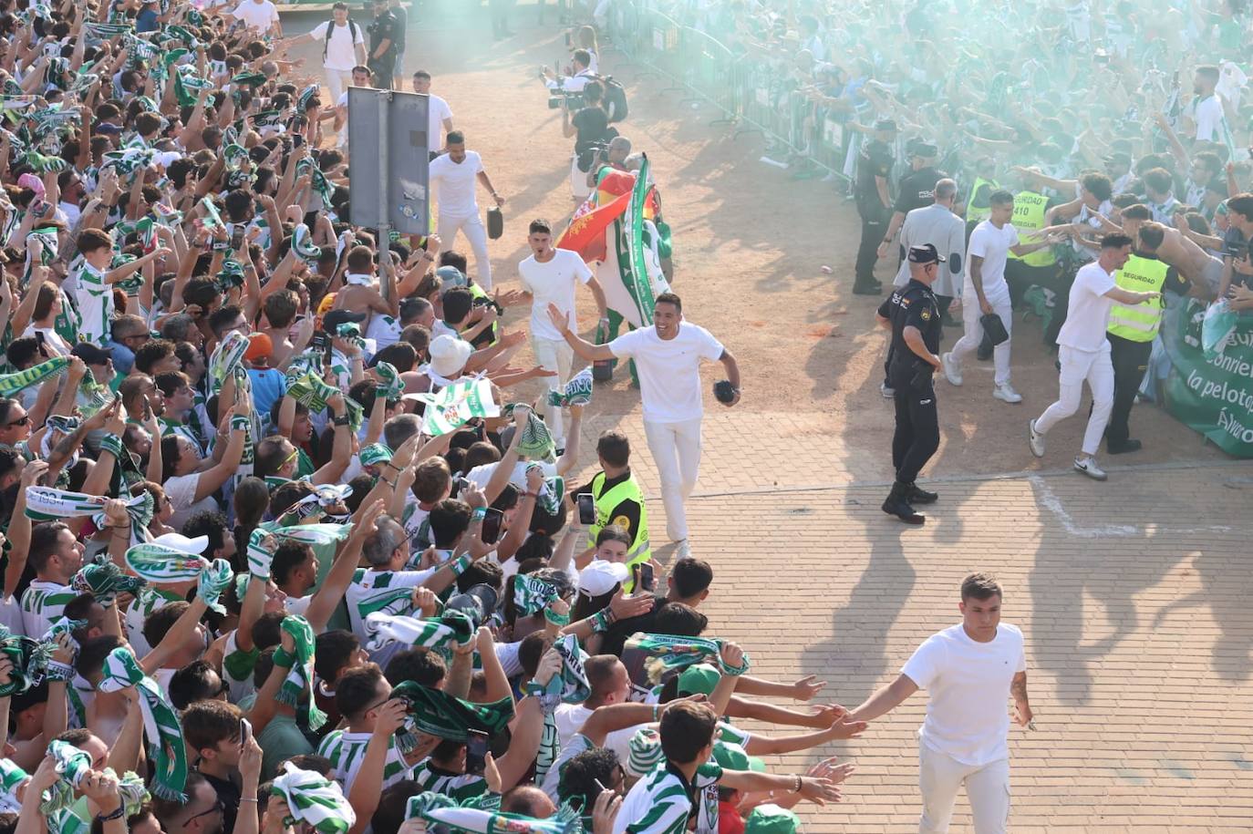 Fotos: el espectacular recibimiento de la afición al Córdoba CF y el ambiente en la Fan Zone