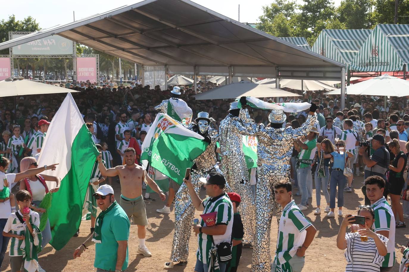 Fotos: el espectacular recibimiento de la afición al Córdoba CF y el ambiente en la Fan Zone