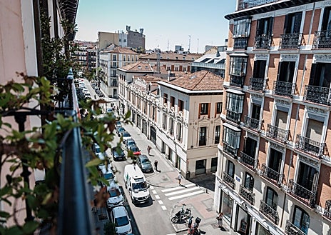 Imagen secundaria 1 - Este piso reformado de Justicia tiene doce balcones en pleno centro de Madrid y materiales exclusivos, como baldosas de mármol de Calacatta Viola en el baño. 