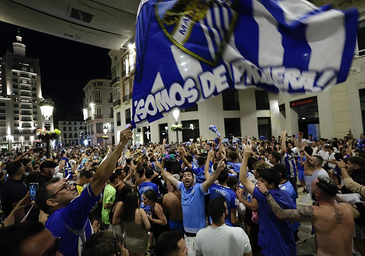 La afición celebra la victoria en la calle Larios de Málaga