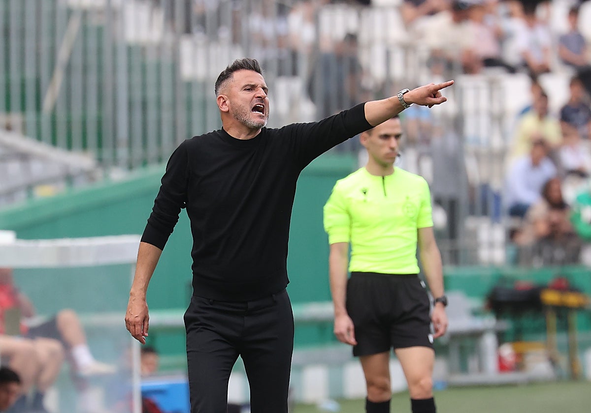 El técnico blanquiverde Iván Ania da instrucciones a los suyos durante un partido
