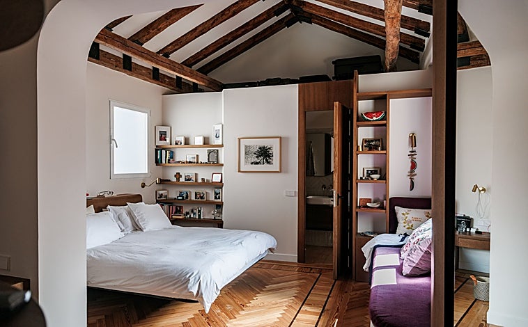 Imagen principal - La galerista Patricia Martín Méndez tenía claro el concepto de su vivienda: mucha madera, espacio para el arte y una iluminación específica. 