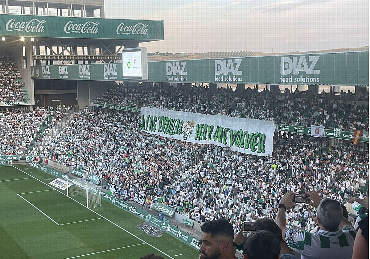 La afición blanquiverde recibe al Córdoba CF para comenzar el partido