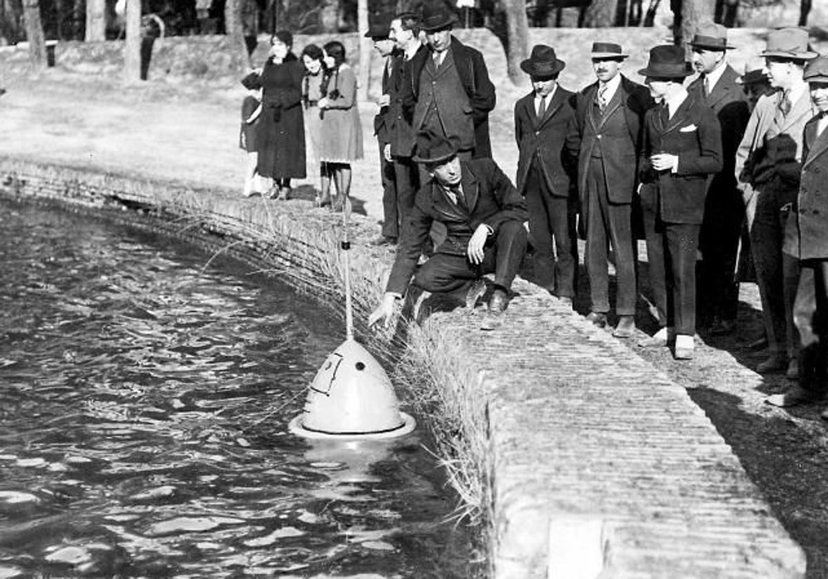 Marzo de 1921, pruebas del salvavidas para náufragos inventado por Fernando López Sanz, en la Casa de Campo