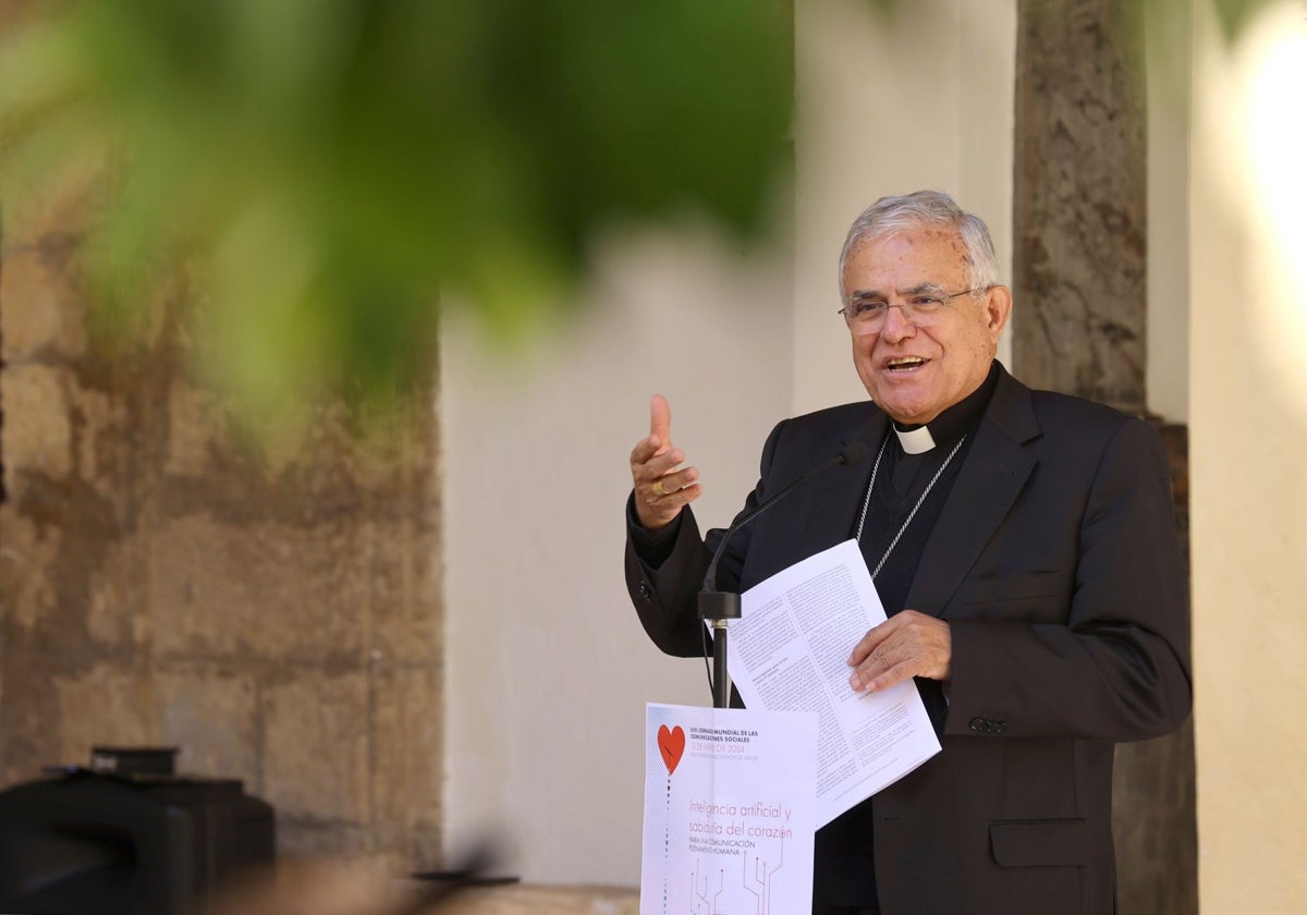 El obispo de Córdoba, Demetrio Fernández, en un reciente encuentro con los medios de comunicación