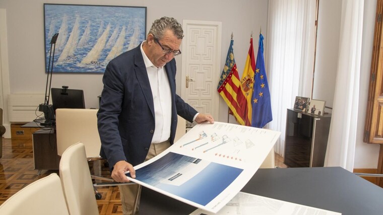 Pérez observa un panel del proyecto del futuro centro de congreso de Alicante.