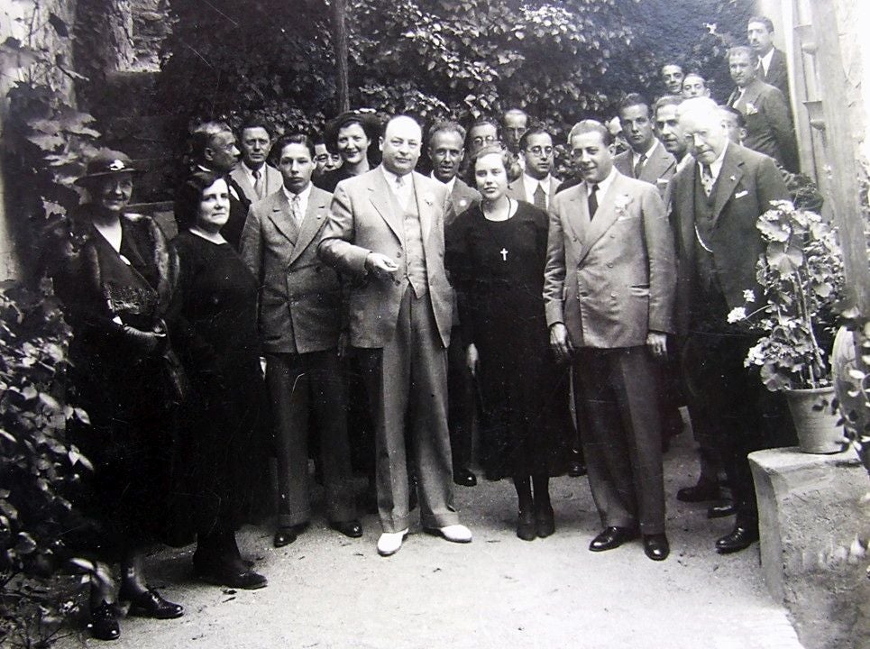 Visita de la comisión de Toledo de Ohio a la fábrica de cerámica de Aguado el domingo 3 de junio. En el centro, el vicealcalde Hoover. A su izquierda, María Luisa Aguado Villalba y el alcalde Guillermo Perezagua. Fotografía de Rodríguez. Colección Aguado