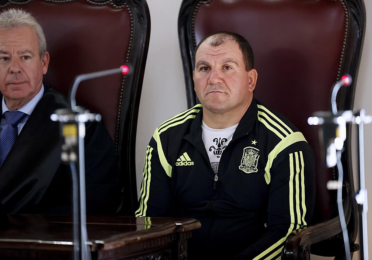 Vasile, durante la primera jornada del juicio. A la izquierda, su abogado, del turno de oficio