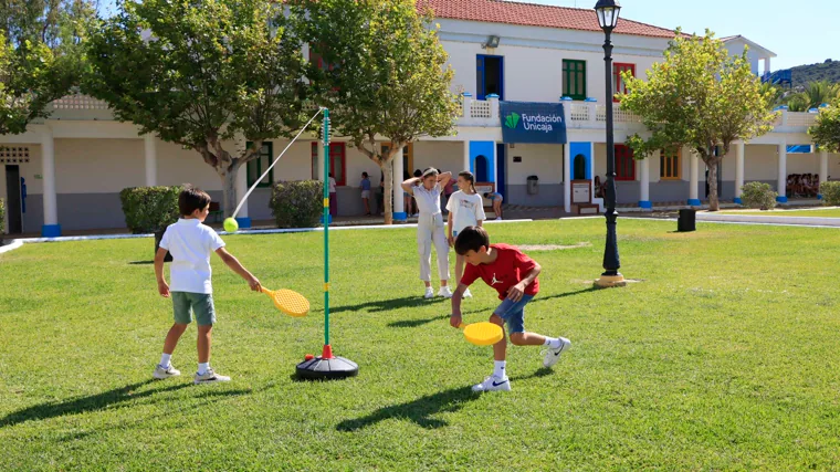 Juegos al aire libre en el campus