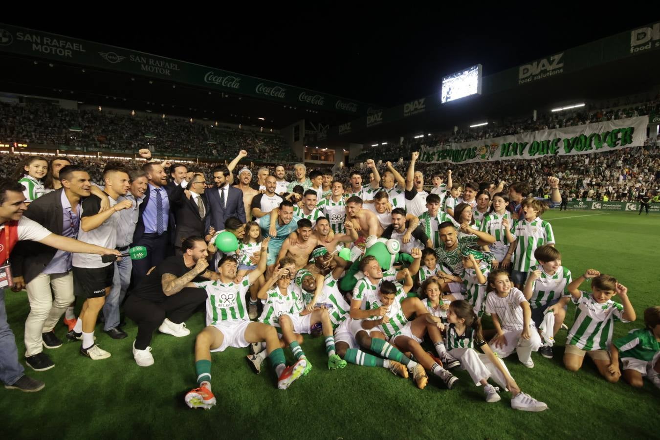Fotos: la emotiva celebración del ascenso del Córdoba CF en El Arcángel