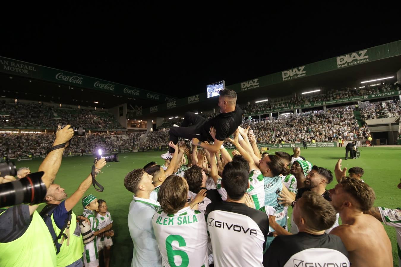 Fotos: la emotiva celebración del ascenso del Córdoba CF en El Arcángel