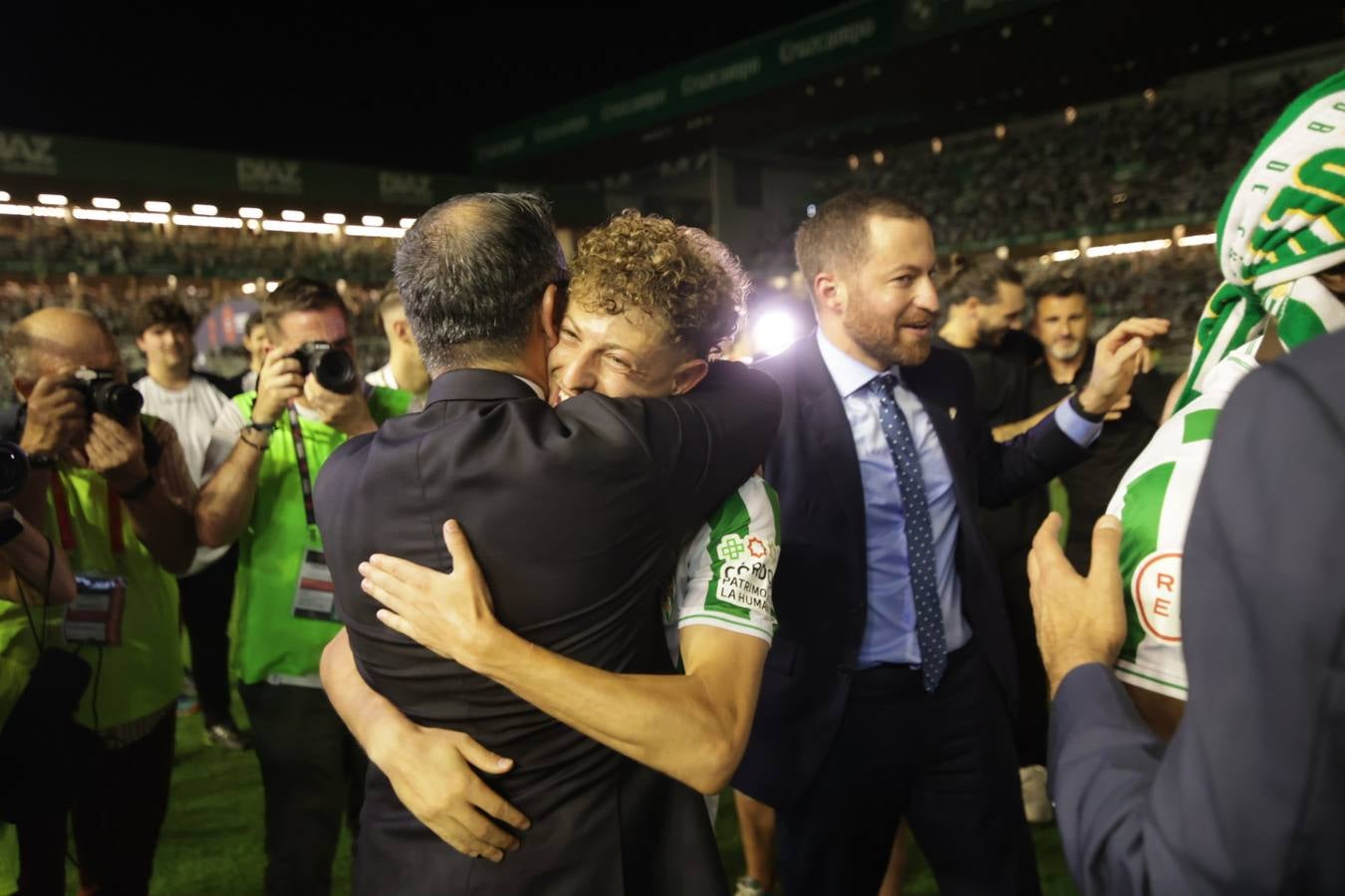 Fotos: la emotiva celebración del ascenso del Córdoba CF en El Arcángel