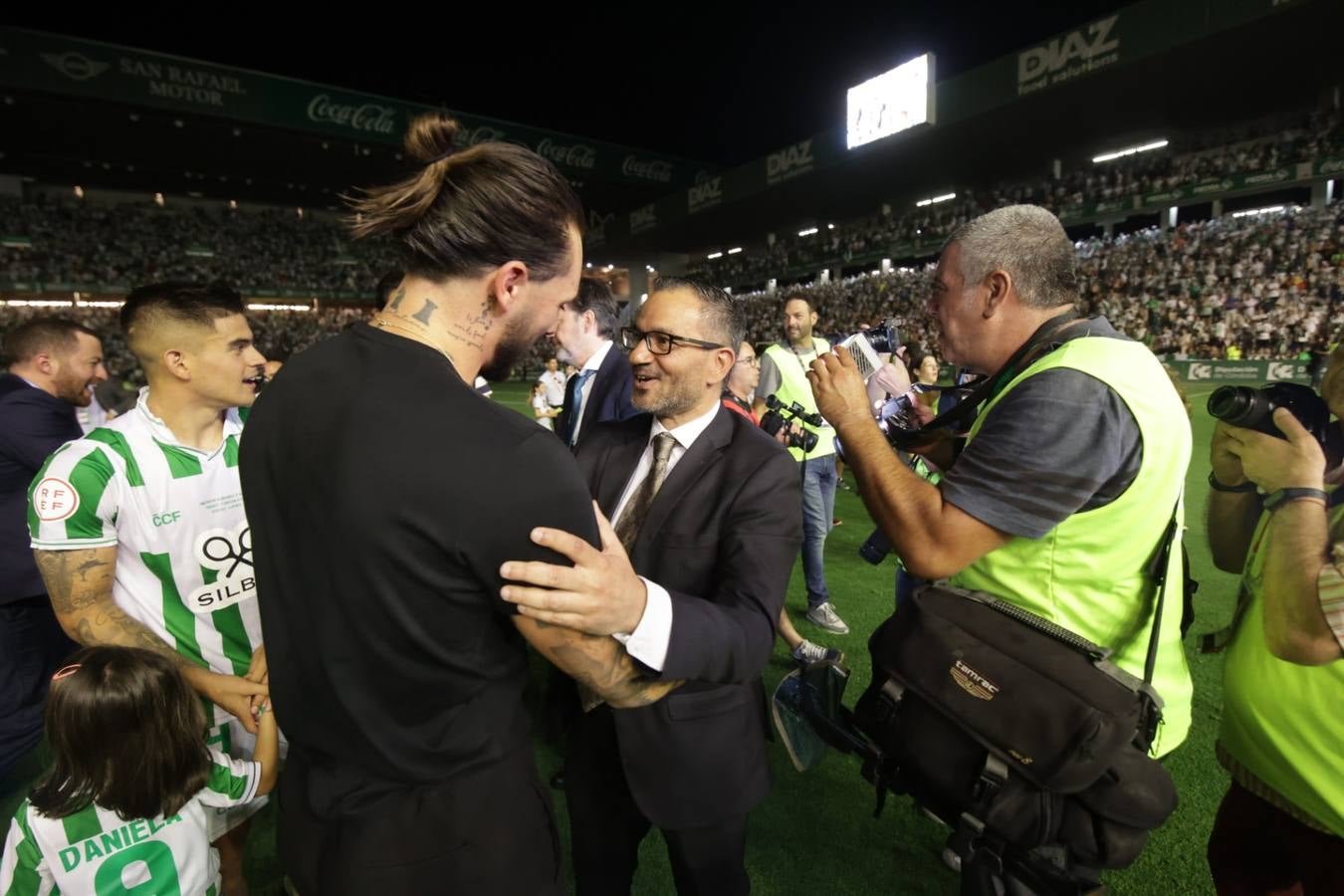 Fotos: la emotiva celebración del ascenso del Córdoba CF en El Arcángel