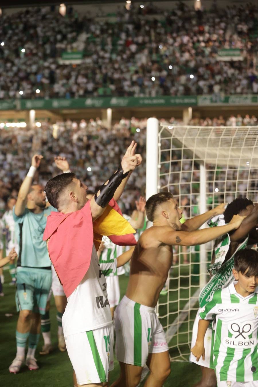 Fotos: la emotiva celebración del ascenso del Córdoba CF en El Arcángel