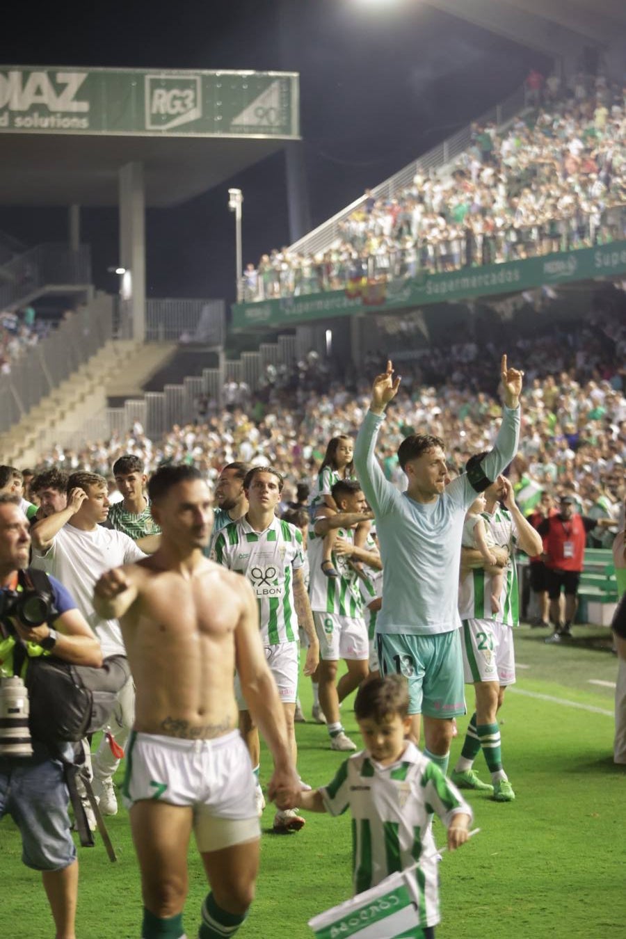 Fotos: la emotiva celebración del ascenso del Córdoba CF en El Arcángel