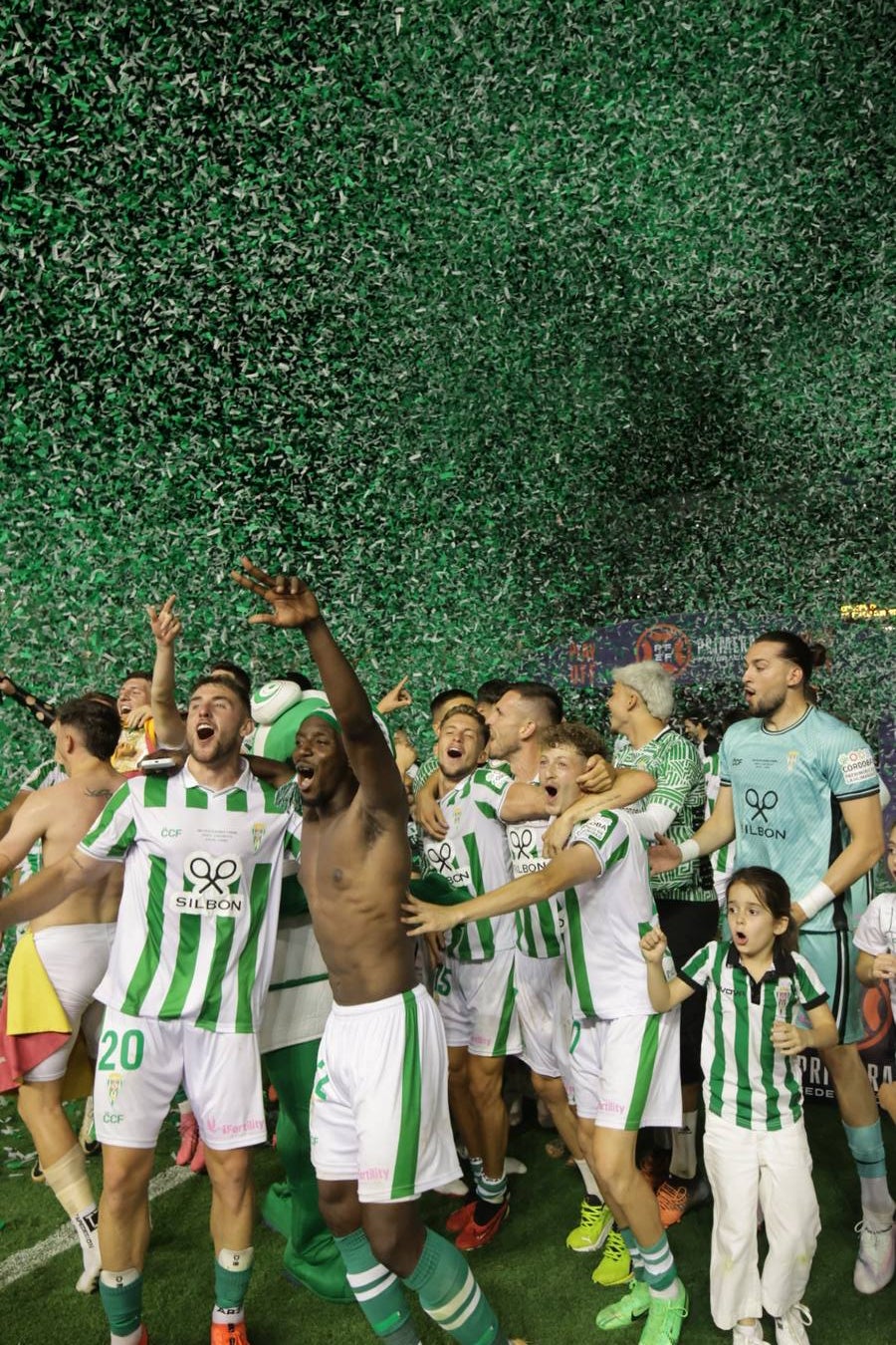 Fotos: la emotiva celebración del ascenso del Córdoba CF en El Arcángel