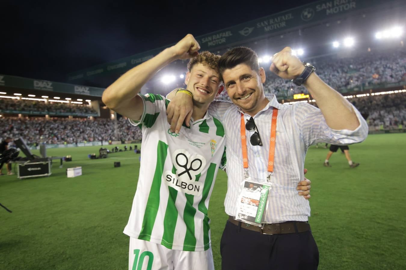 Fotos: la emotiva celebración del ascenso del Córdoba CF en El Arcángel