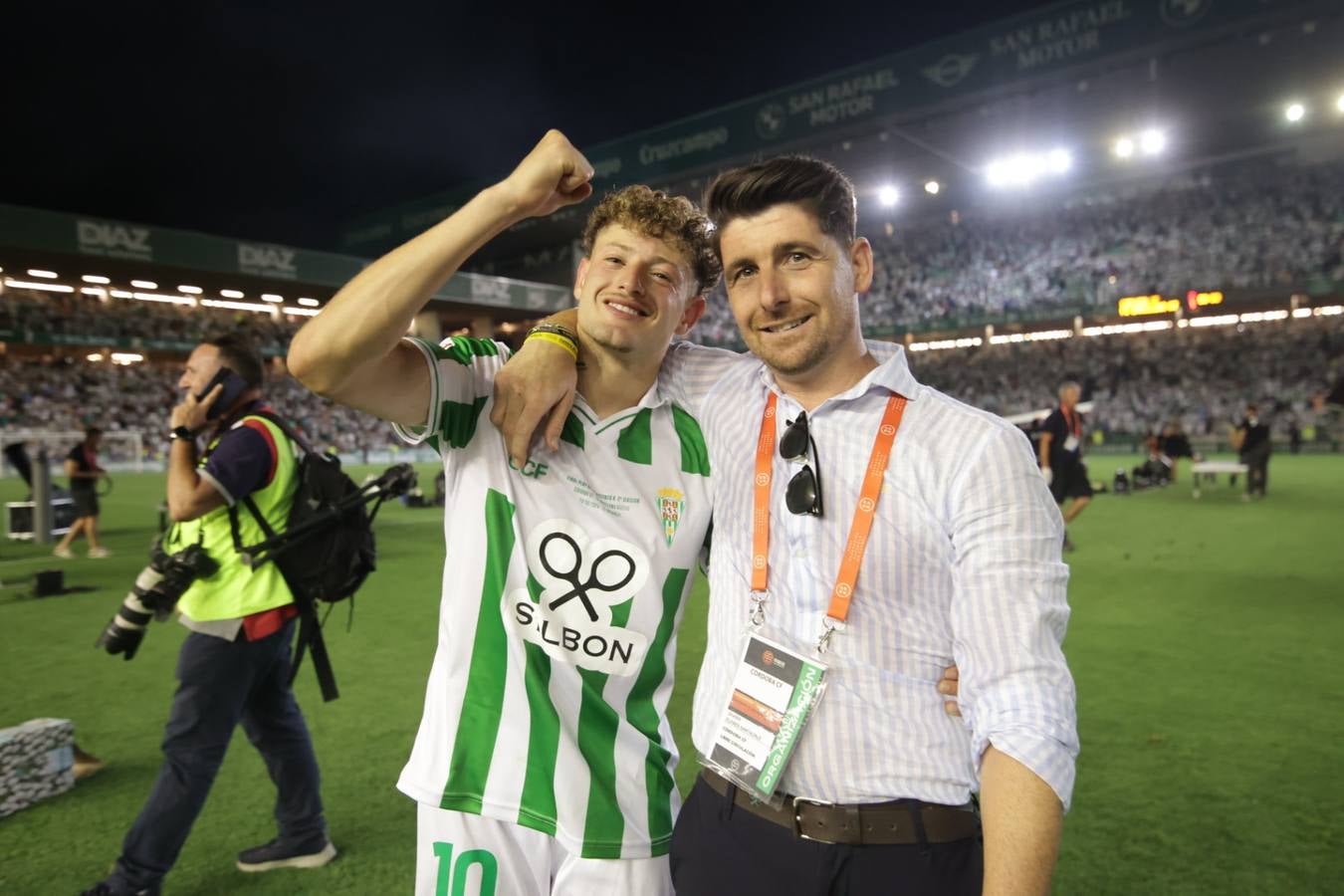 Fotos: la emotiva celebración del ascenso del Córdoba CF en El Arcángel