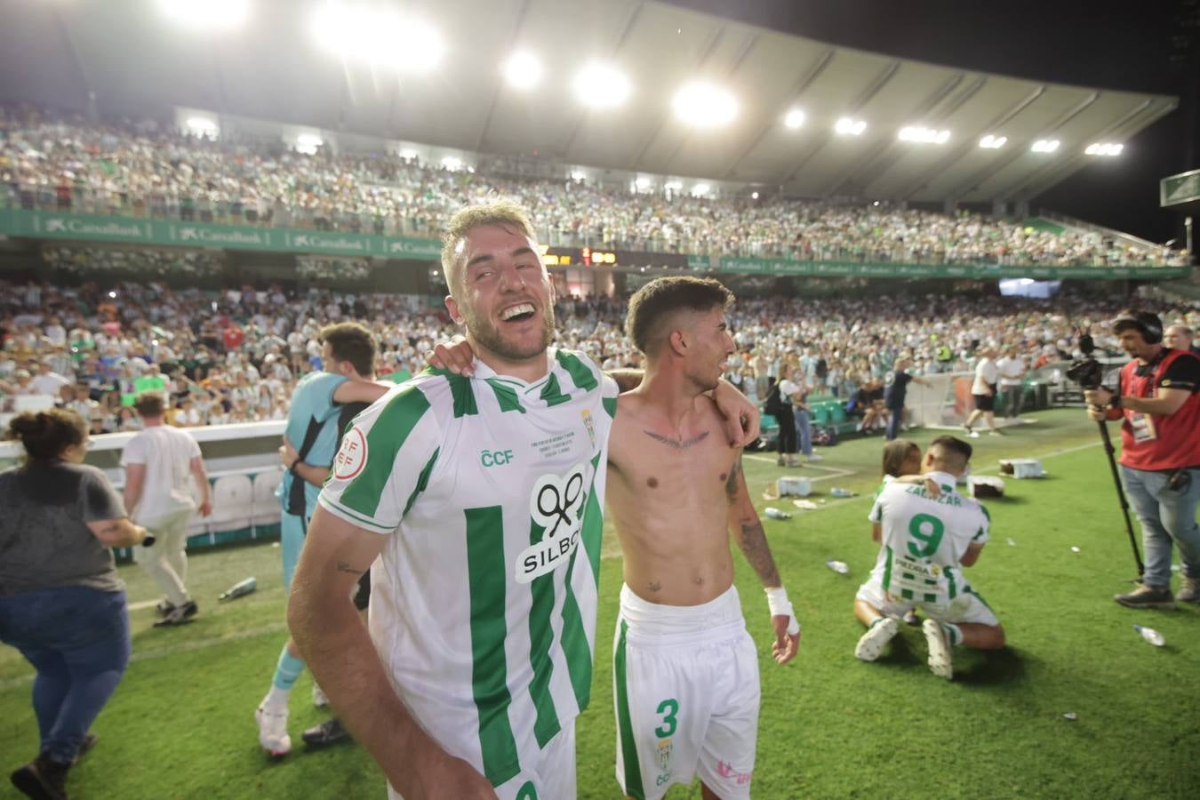 Fotos: la emotiva celebración del ascenso del Córdoba CF en El Arcángel