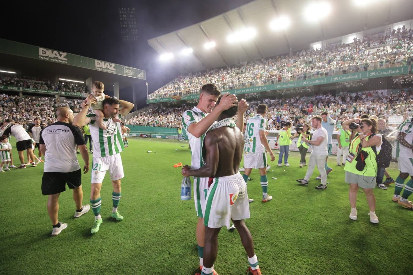 Fotos: la emotiva celebración del ascenso del Córdoba CF en El Arcángel