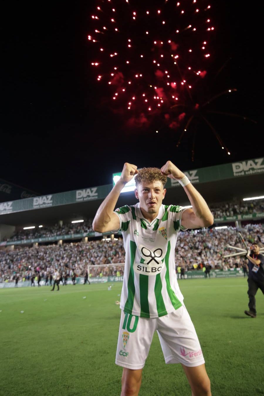 Fotos: la emotiva celebración del ascenso del Córdoba CF en El Arcángel