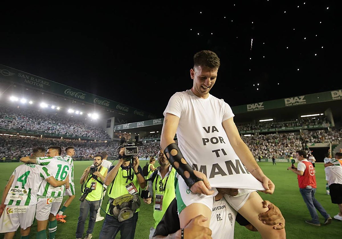Alberto Toril, héroe del ascenso, con los fuegos artificiales de fondo