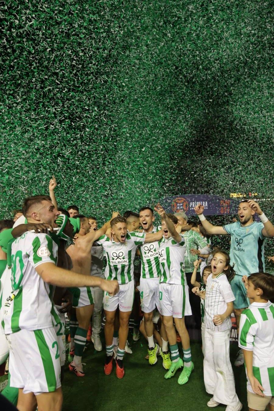 Fotos: la emotiva celebración del ascenso del Córdoba CF en El Arcángel