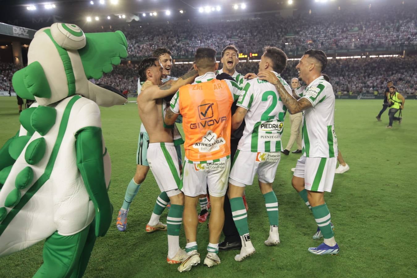 Fotos: la emotiva celebración del ascenso del Córdoba CF en El Arcángel