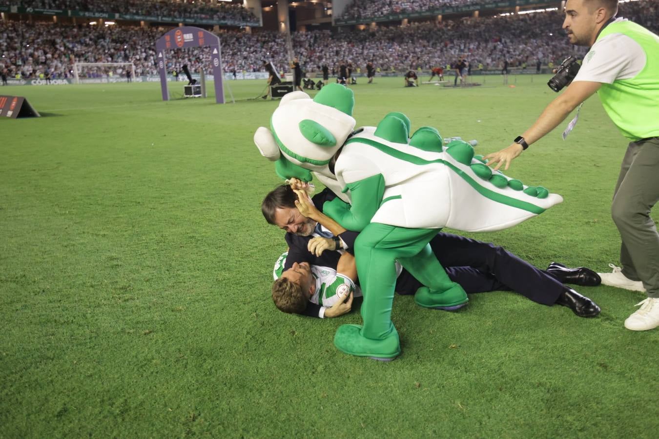 Fotos: la emotiva celebración del ascenso del Córdoba CF en El Arcángel