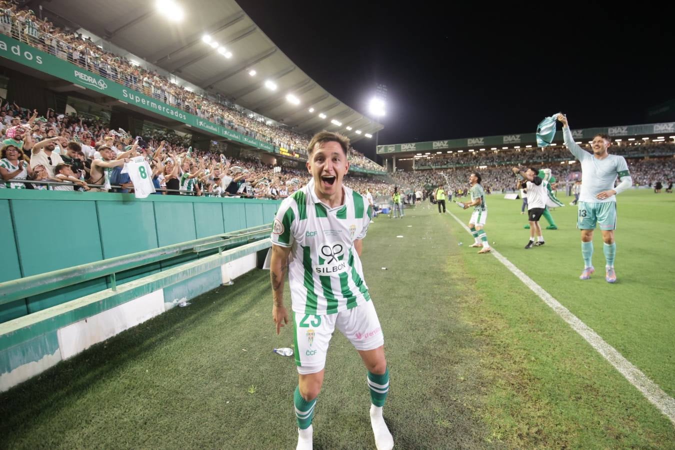 Fotos: la emotiva celebración del ascenso del Córdoba CF en El Arcángel