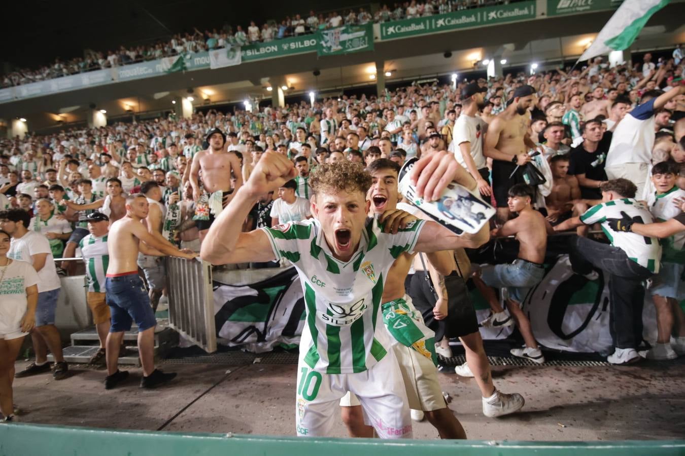 Fotos: la emotiva celebración del ascenso del Córdoba CF en El Arcángel