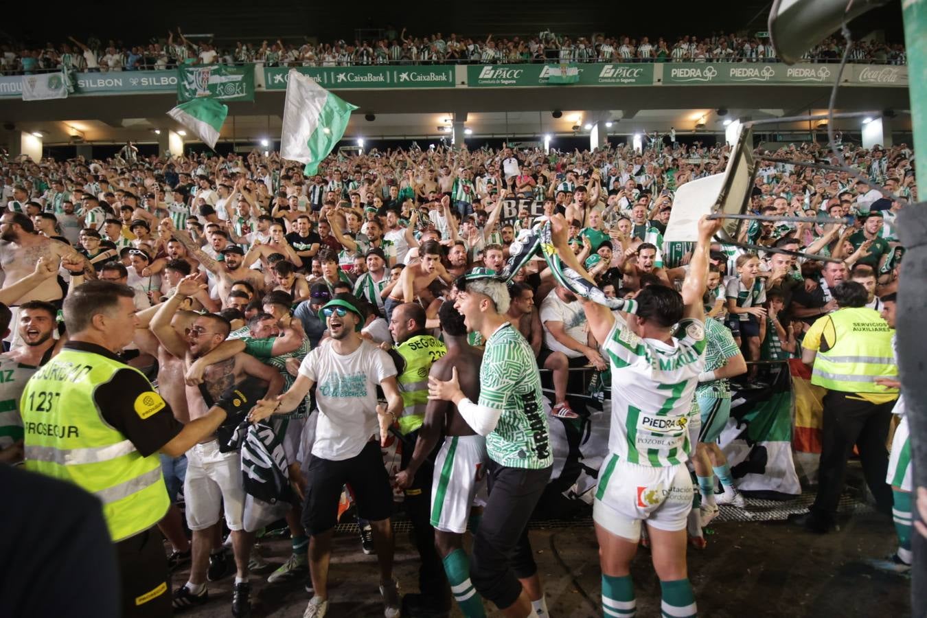 Fotos: la emotiva celebración del ascenso del Córdoba CF en El Arcángel