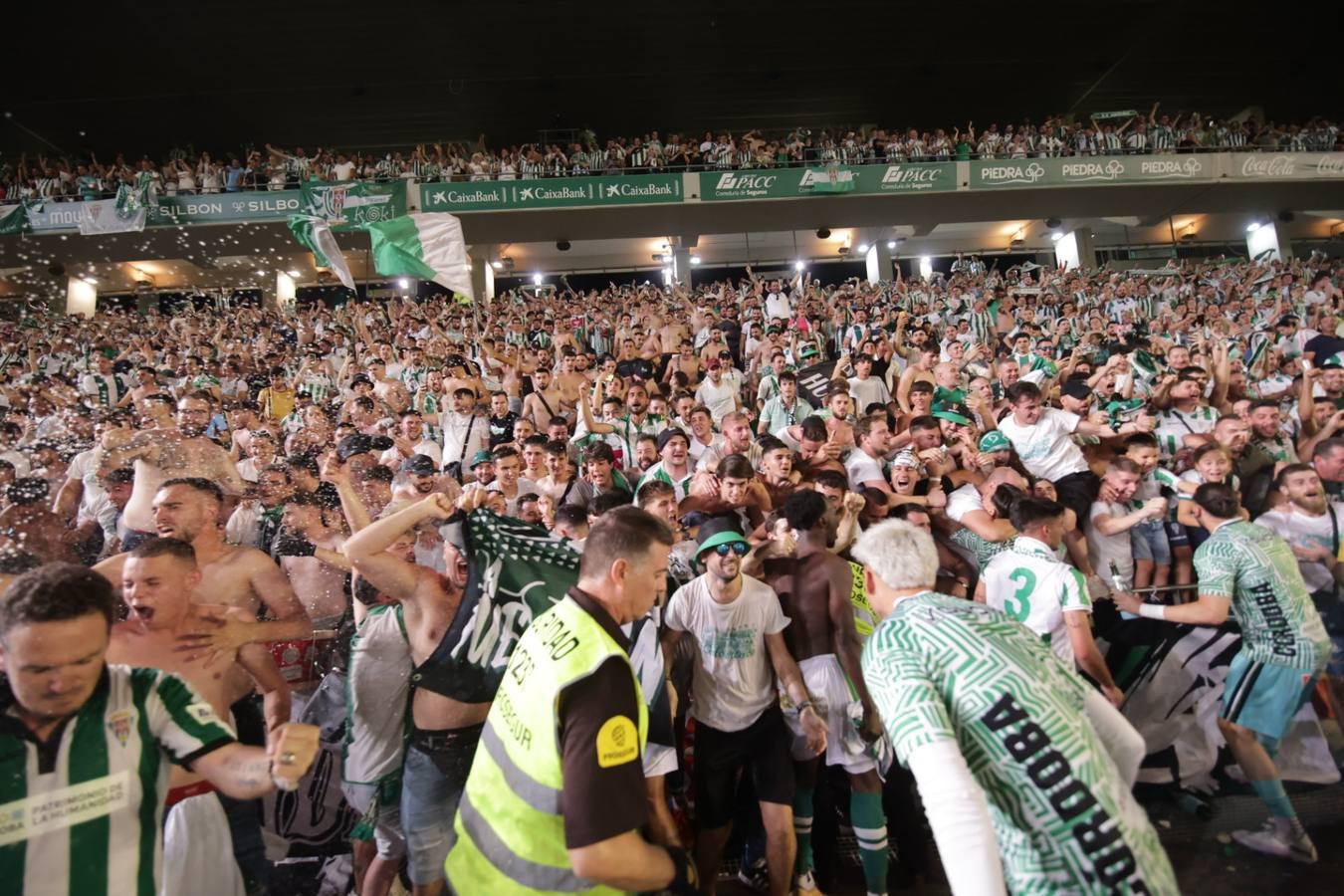 Fotos: la emotiva celebración del ascenso del Córdoba CF en El Arcángel
