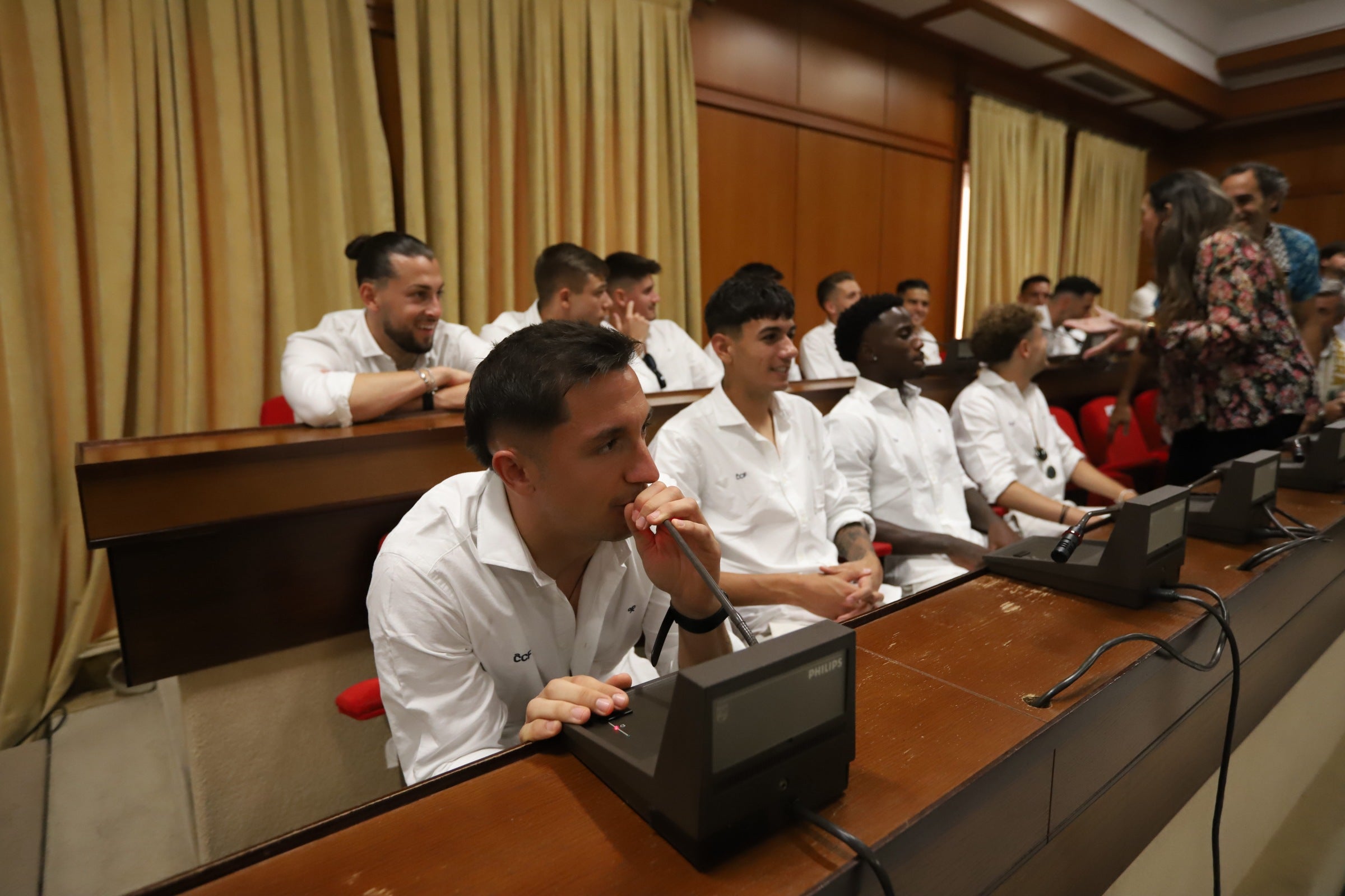 La celebración del ascenso del Córdoba en imágenes: visita a San Rafael y el Ayuntamiento