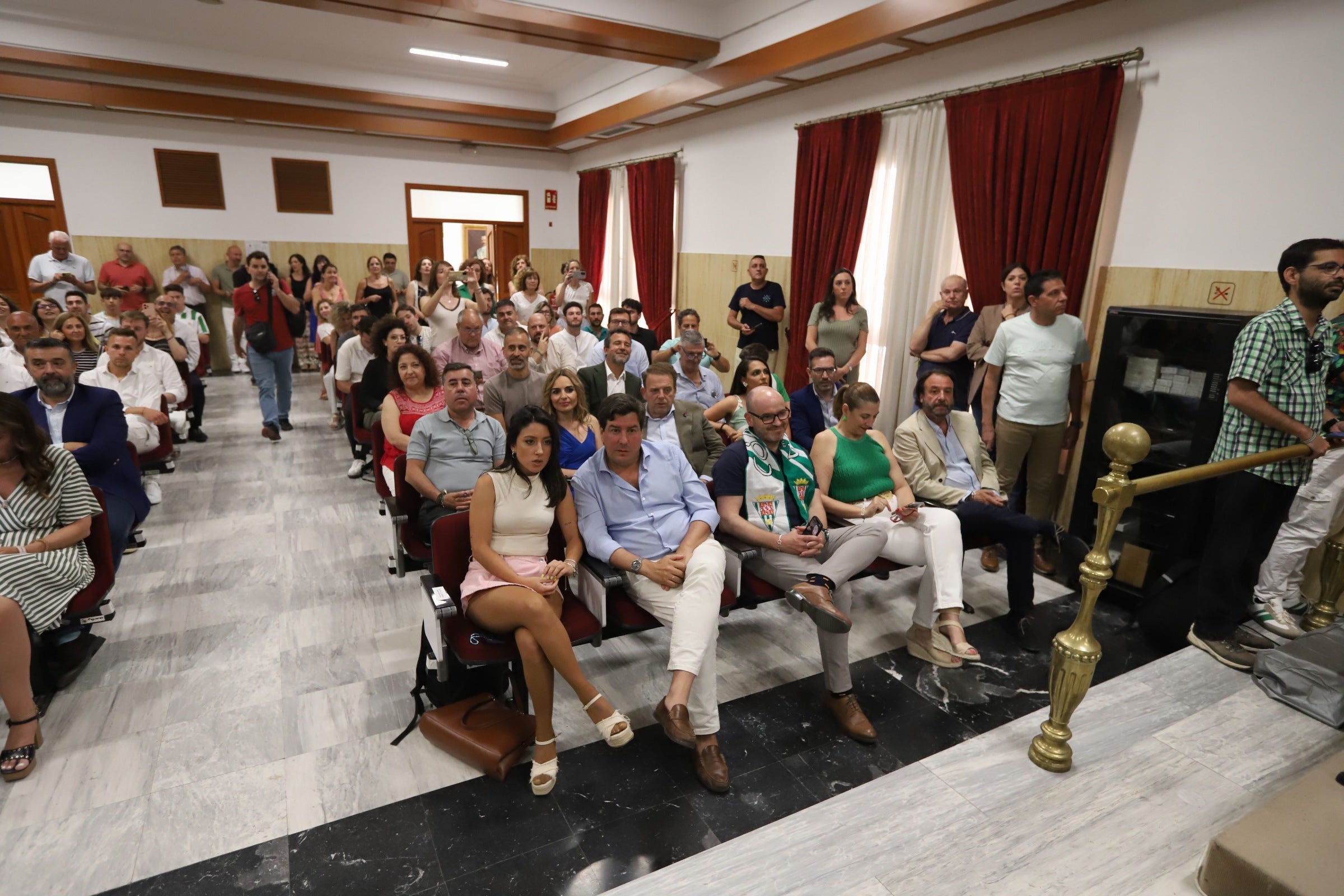 La celebración del ascenso del Córdoba en imágenes: visita a San Rafael y el Ayuntamiento