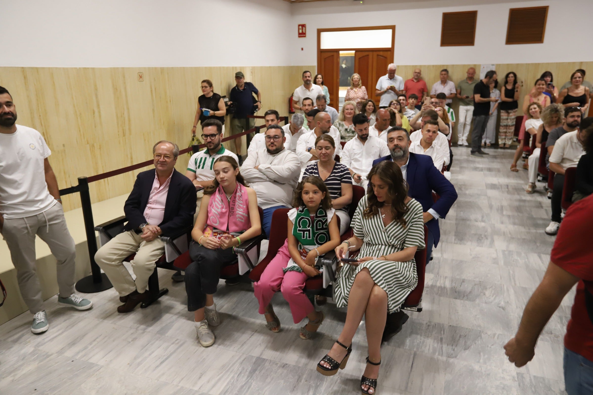 La celebración del ascenso del Córdoba en imágenes: visita a San Rafael y el Ayuntamiento