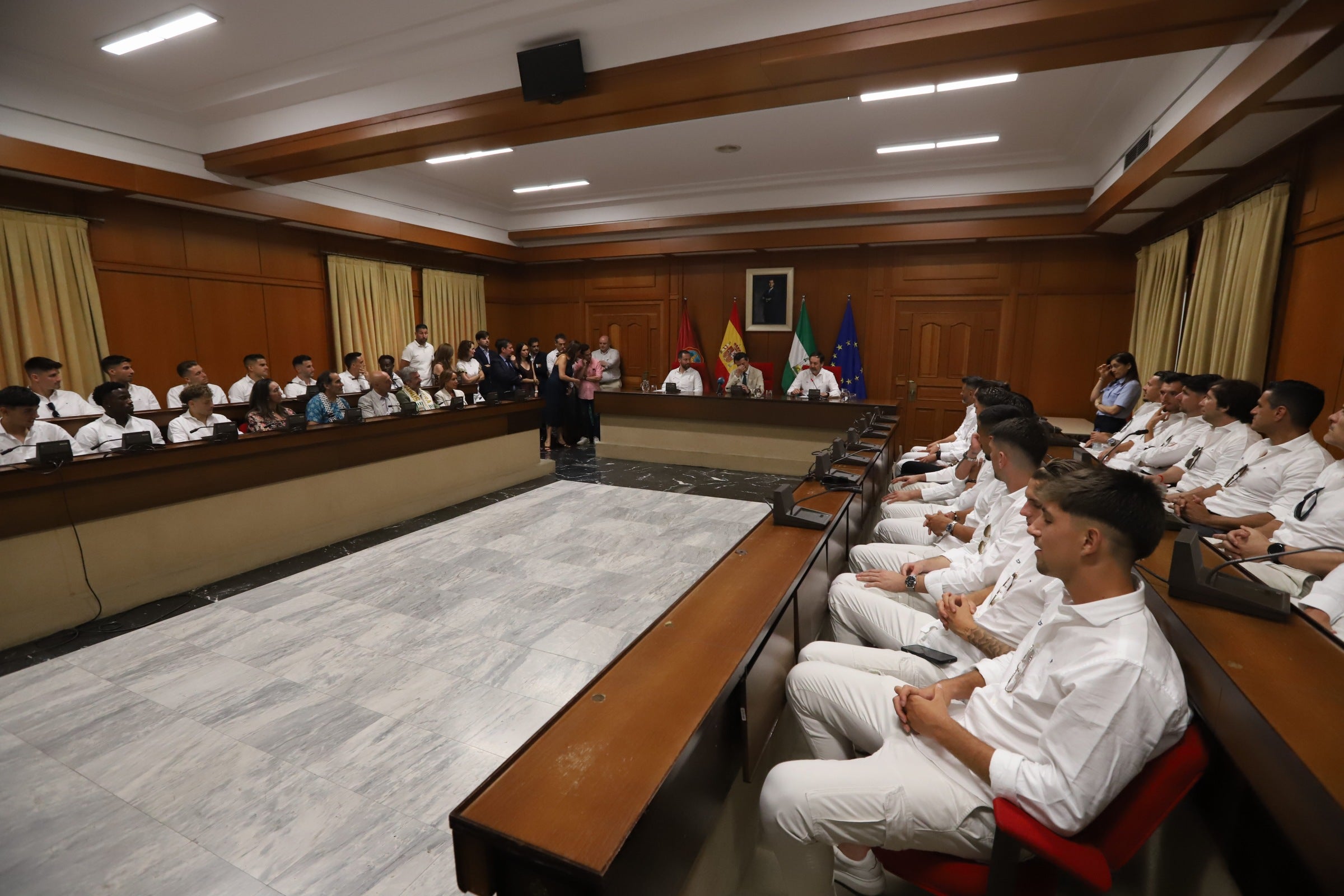 La celebración del ascenso del Córdoba en imágenes: visita a San Rafael y el Ayuntamiento