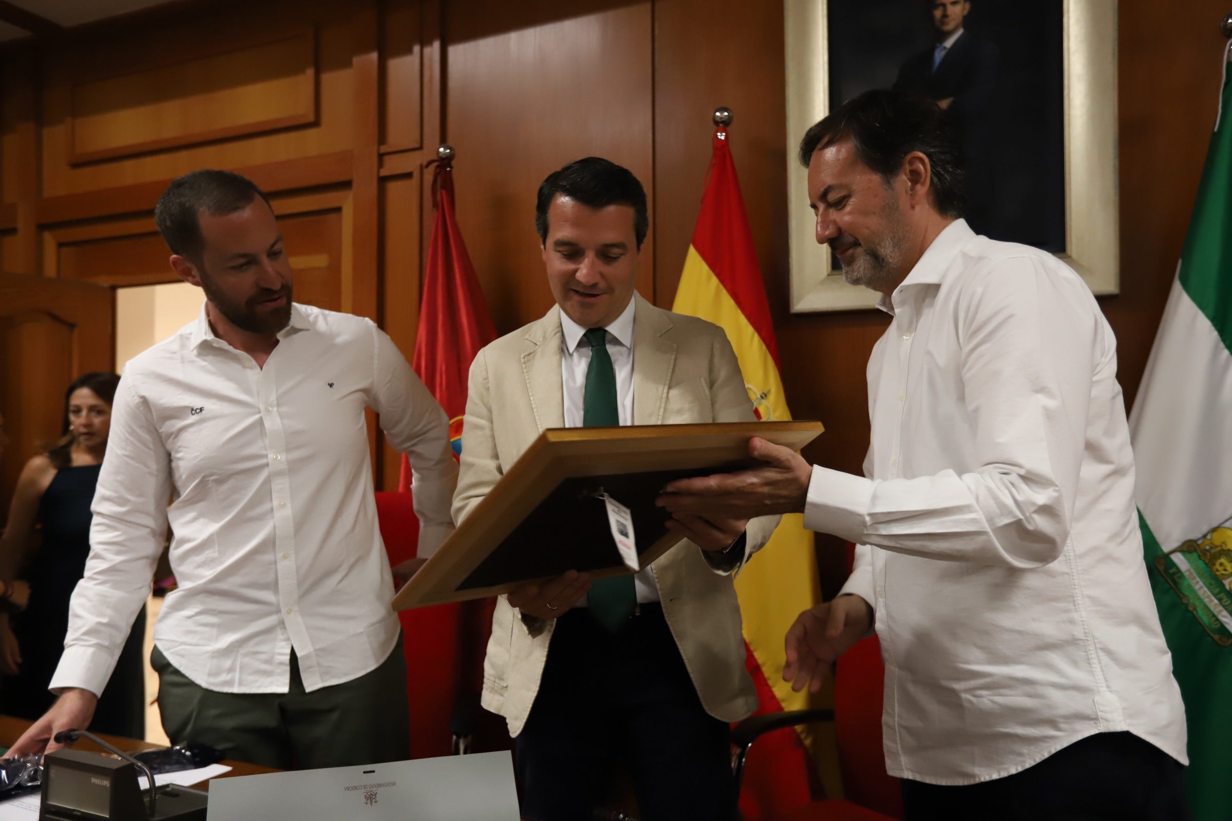 La celebración del ascenso del Córdoba en imágenes: visita a San Rafael y el Ayuntamiento