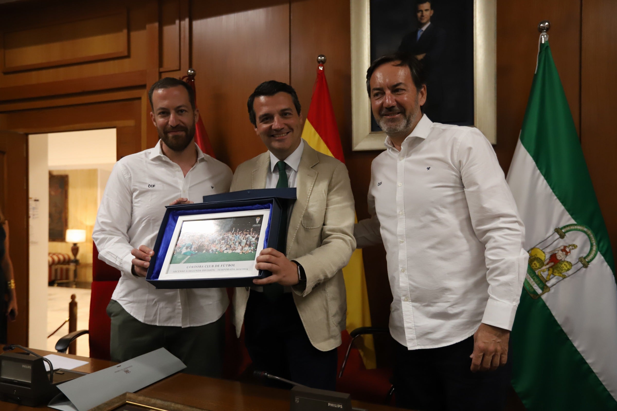 La celebración del ascenso del Córdoba en imágenes: visita a San Rafael y el Ayuntamiento