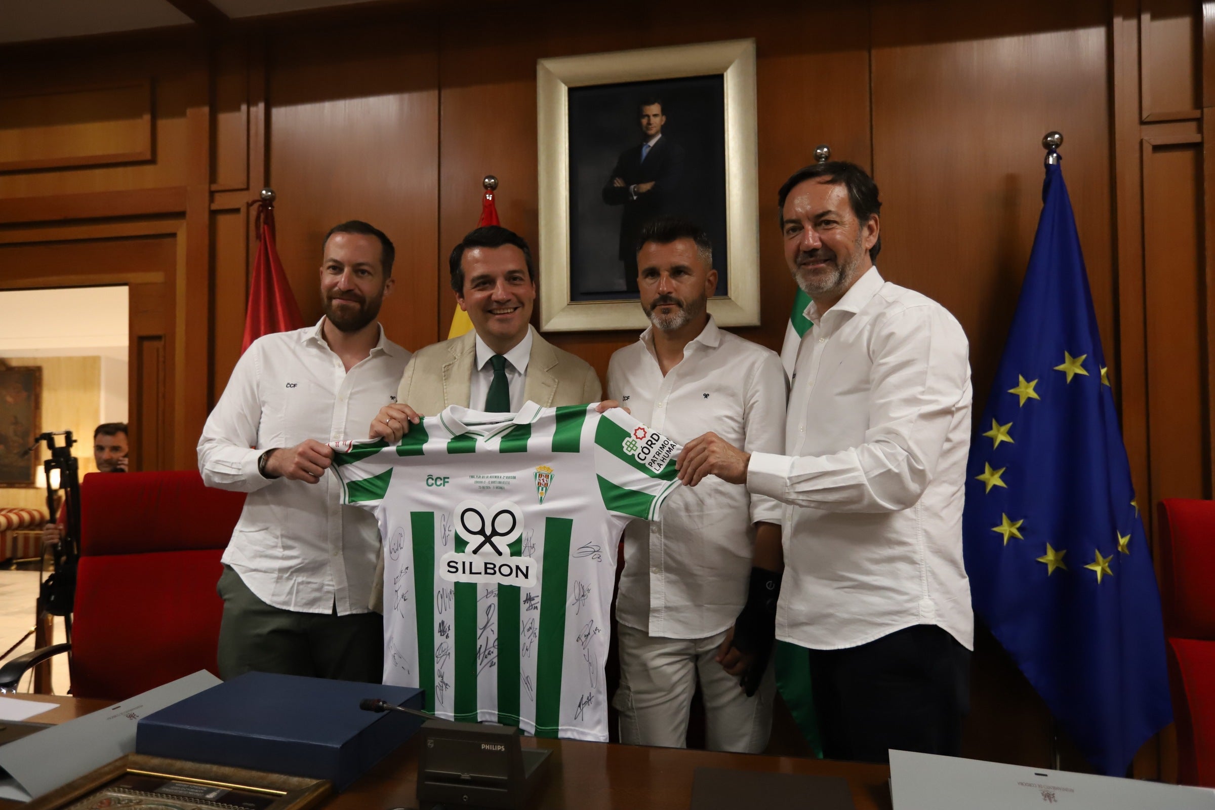La celebración del ascenso del Córdoba en imágenes: visita a San Rafael y el Ayuntamiento